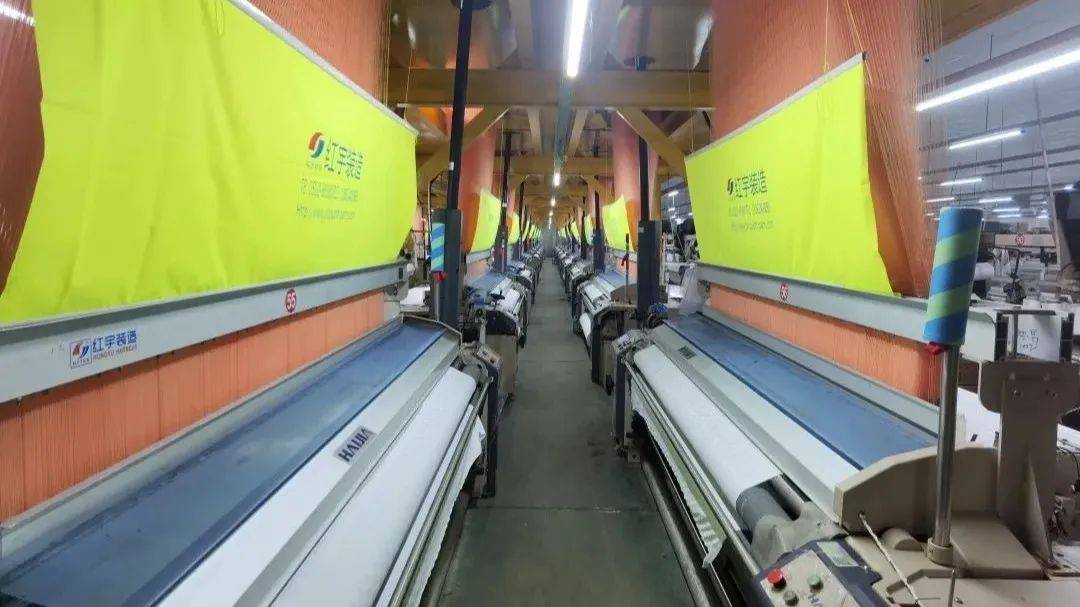 在新建一体化标准厂房的同时,还引进了丰田喷气织机,大提花织机,数码