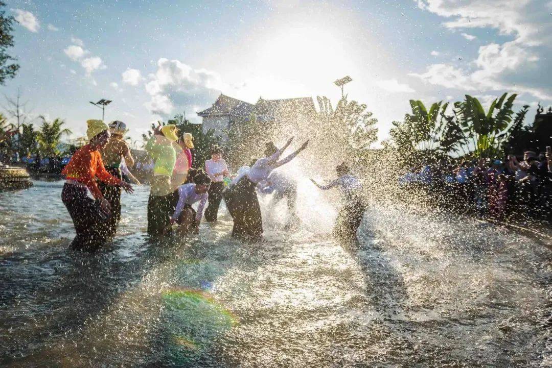 共度文明泼水节西双版纳发布文明泼水倡议书