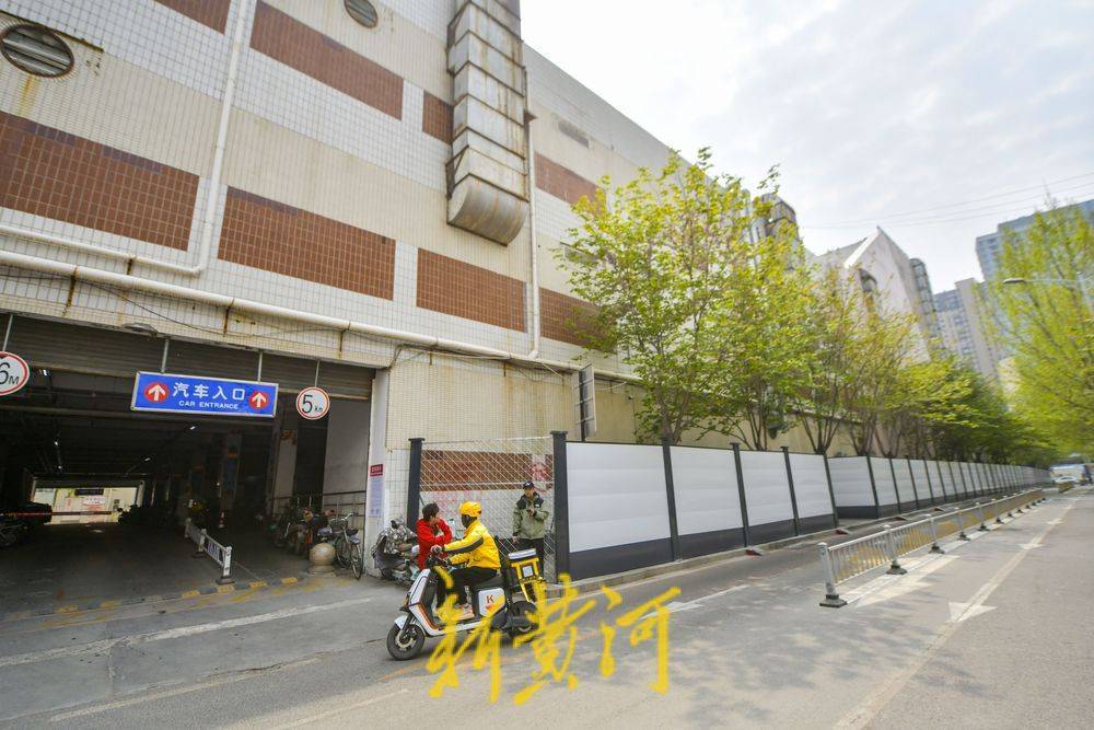 济南洪楼大润发超市四周建起围挡洪楼商街进入拆迁阶段