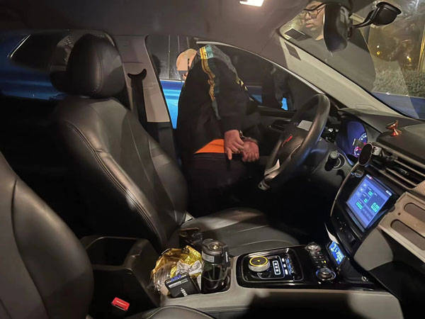 凌晨微醺者手机频频遗失在出租车上开车的竟是同一人