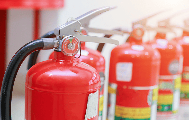 现场要按照安全规定分布配备灭火器,临时消防给水系统要确保完整好用