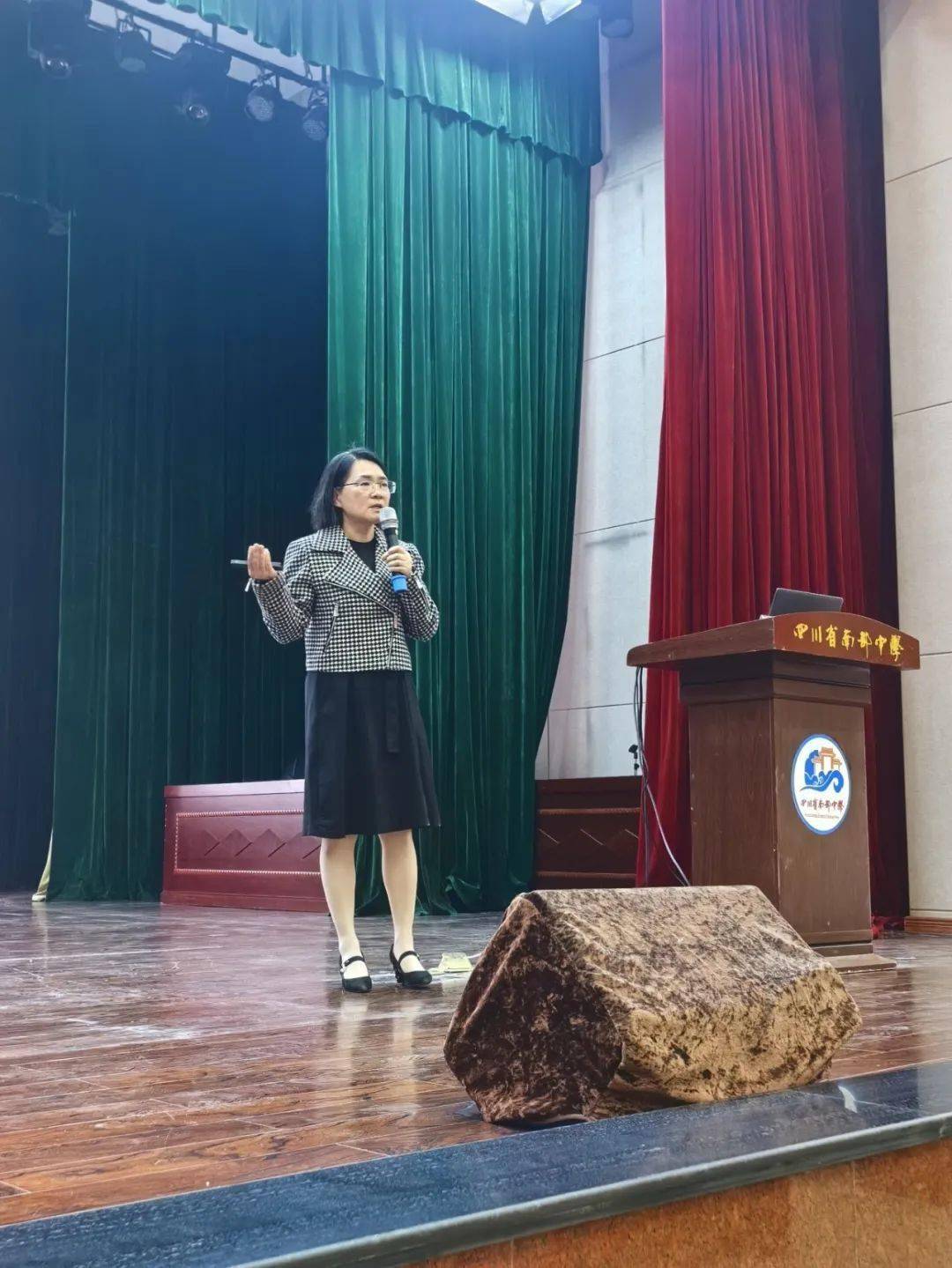 南充市2024年科学家百人千场进校园活动走进南部中学