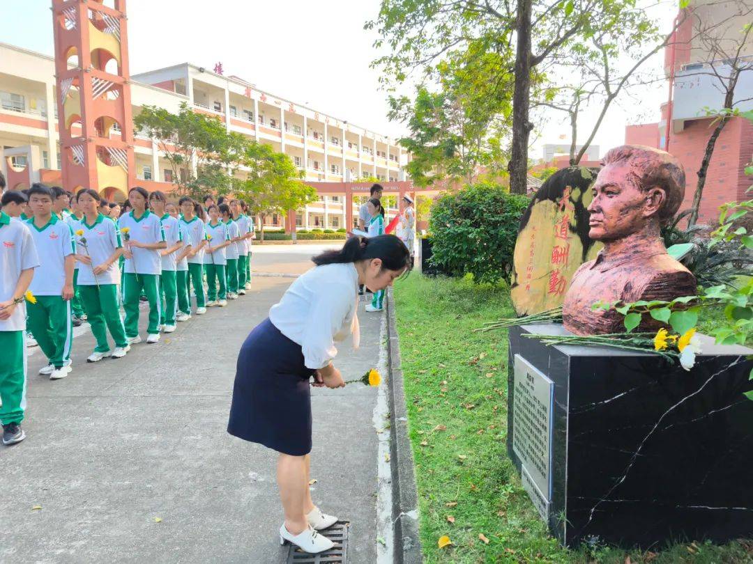 琼海市教育局联合嘉积中学共同开展清明祭扫活动