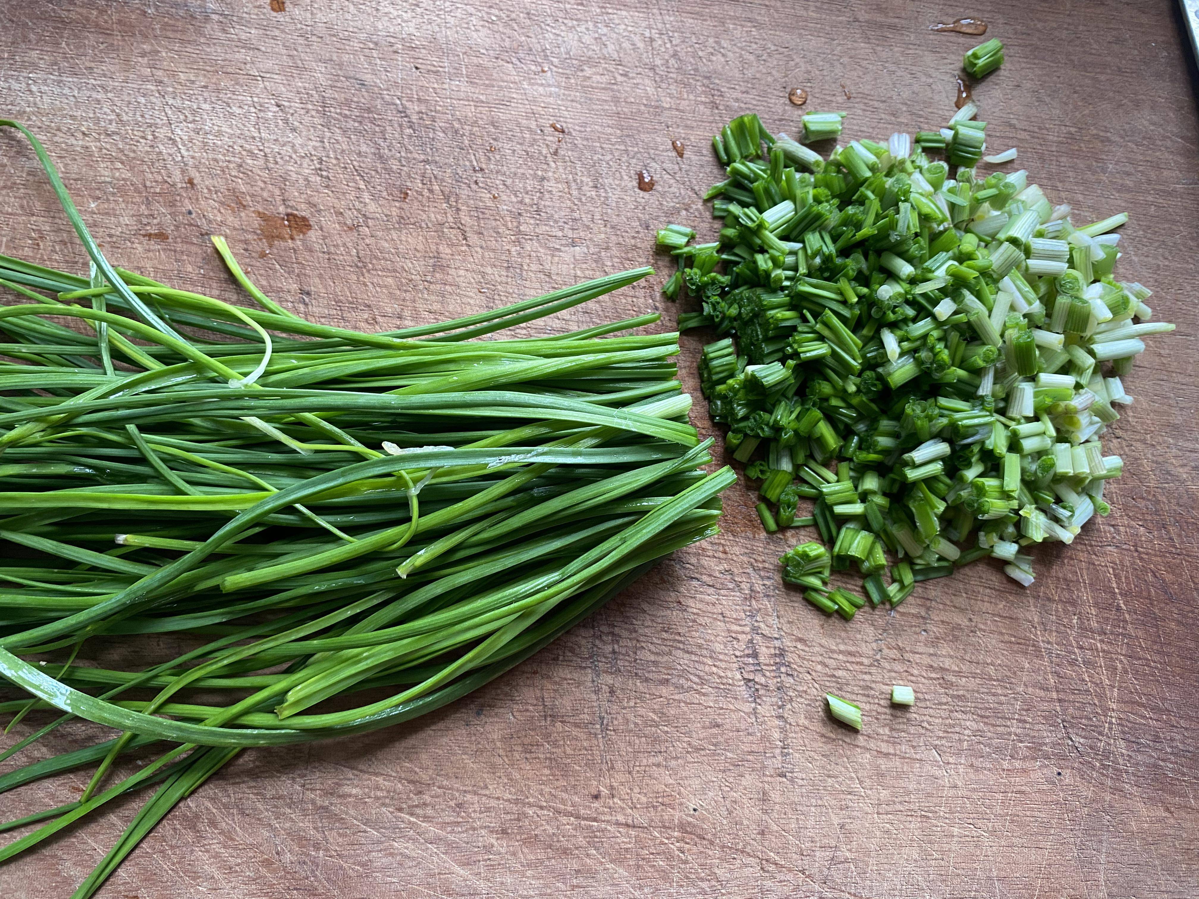 菜中灵芝藠头,比韭菜鲜,比荠菜营养高,正当季,山上一抓一大把_野菜
