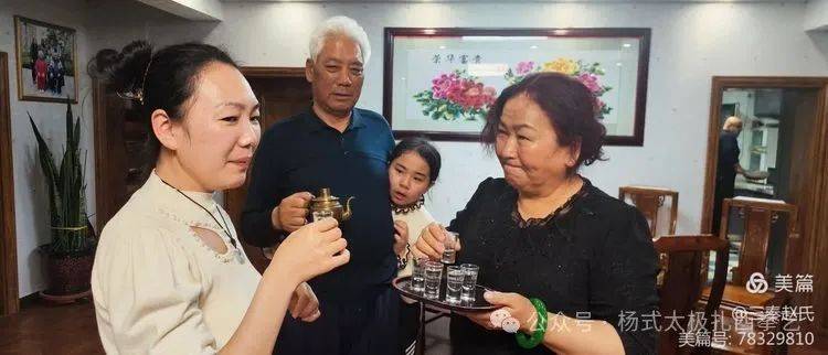 4月3日下午5点左右,多吉大哥设家宴,款待我们一行多人.