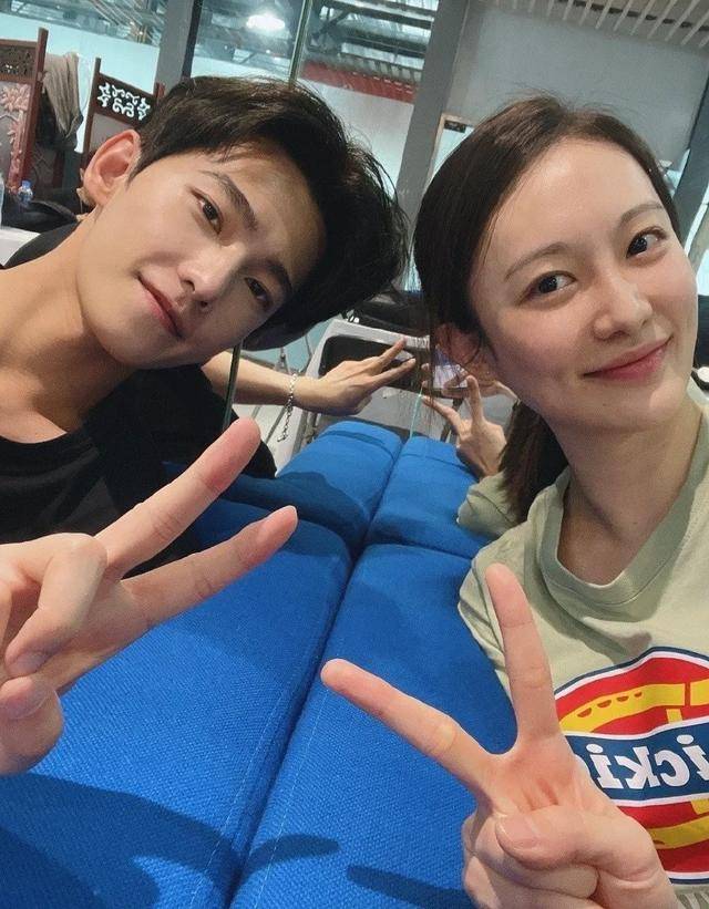 那些年,"杨洋和路人"的合影,最后一个好搞笑!_感觉_修合照_高中生