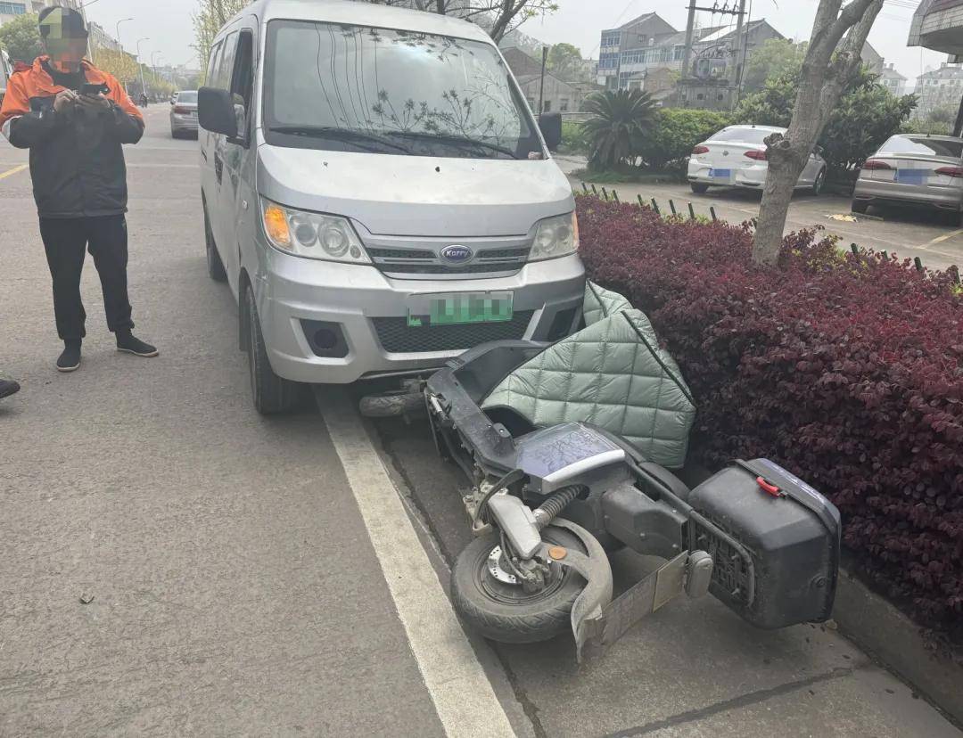 4月1日11时39分许,温岭新河交警中队值班室接到报警:新新中路发生一起