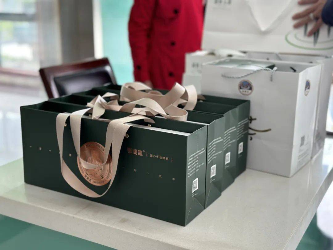 扫下方二维码关注"浦桥