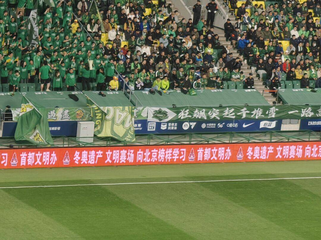 万千国安绿一抹朝阳红