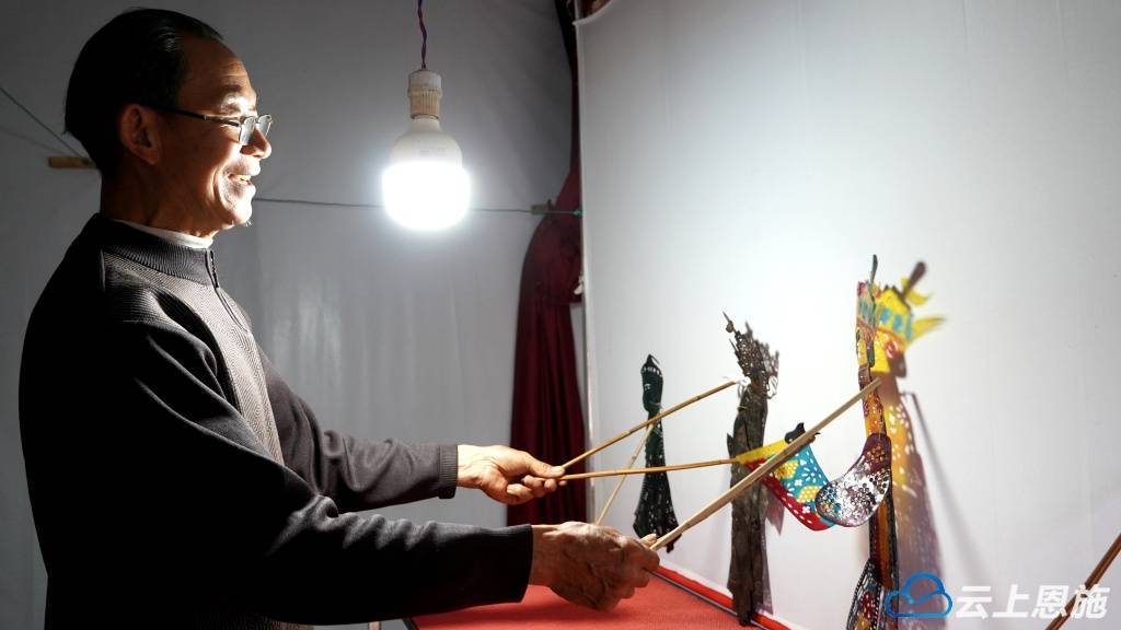 皮影戏传承一家人三尺戏台演绎光影人生