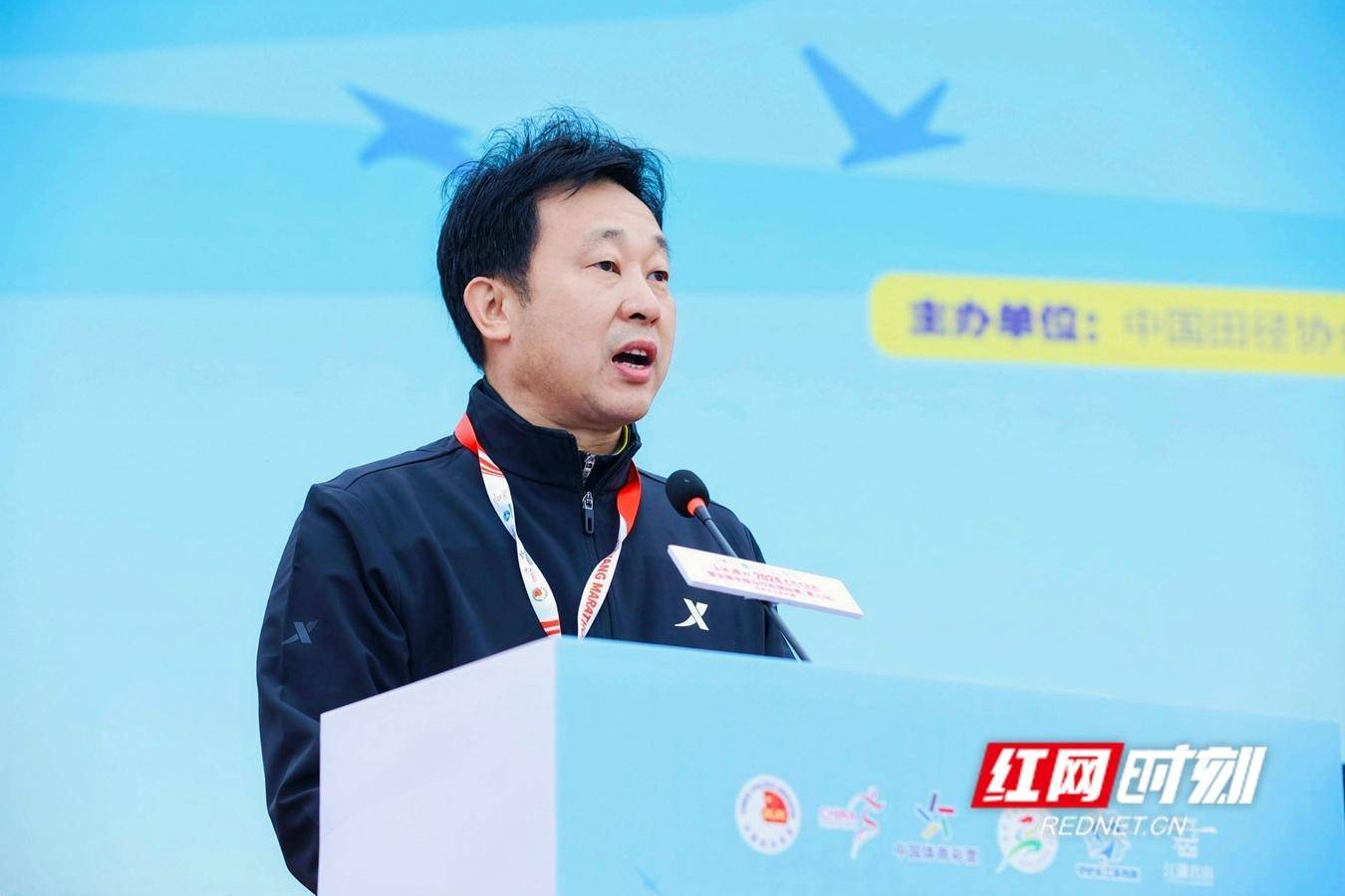 视频燃燃燃万人竞速最美江湖岸线马拉松赛道沸腾了