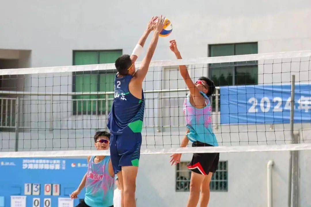 经过激烈的角逐山东男子沙滩排球队张泰,宋金阳组合获得u19男子组亚军