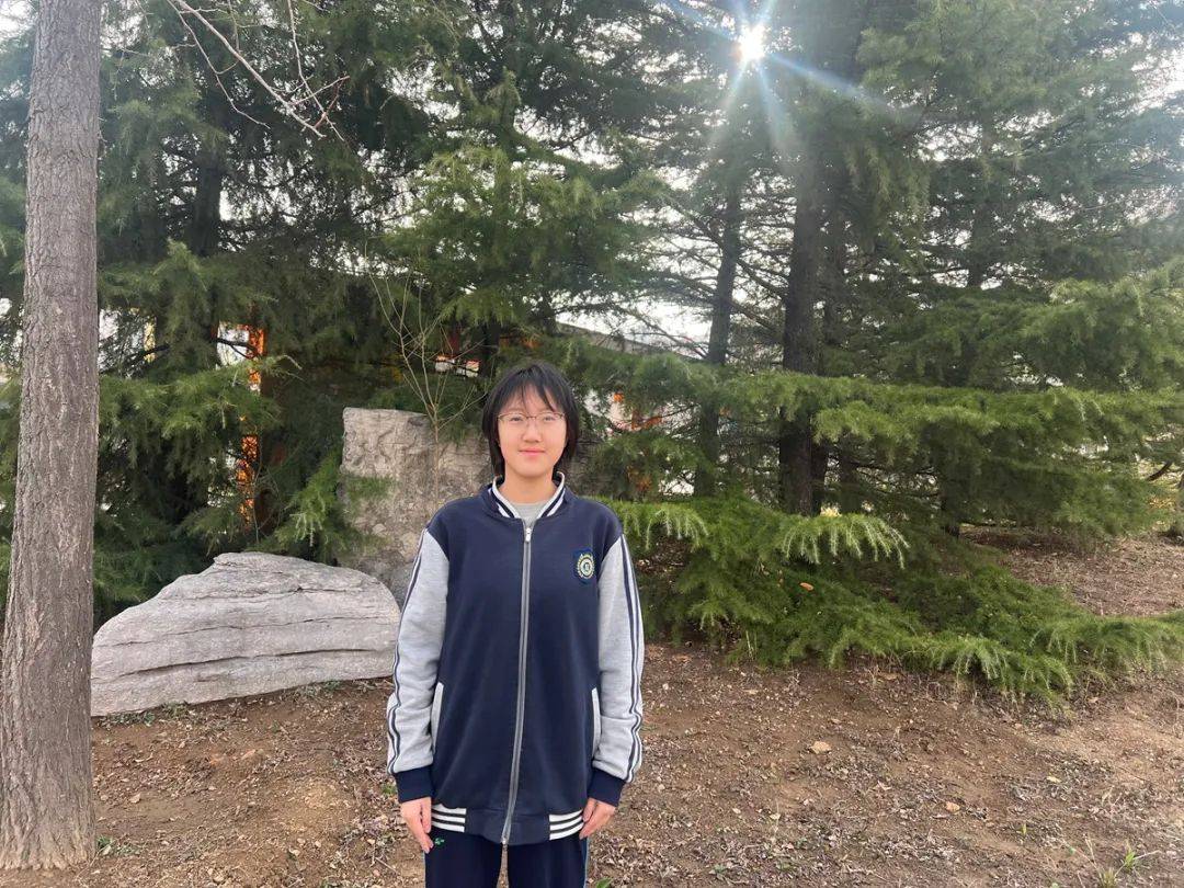 该生在职期间尽职尽责,乐于助人,热爱班集体,努力做好老师的小助手