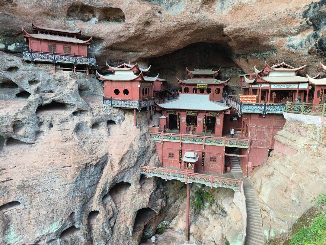 早餐后,游览世界地质公园的样板景区——【寨下大峡谷】,游览悬天峡