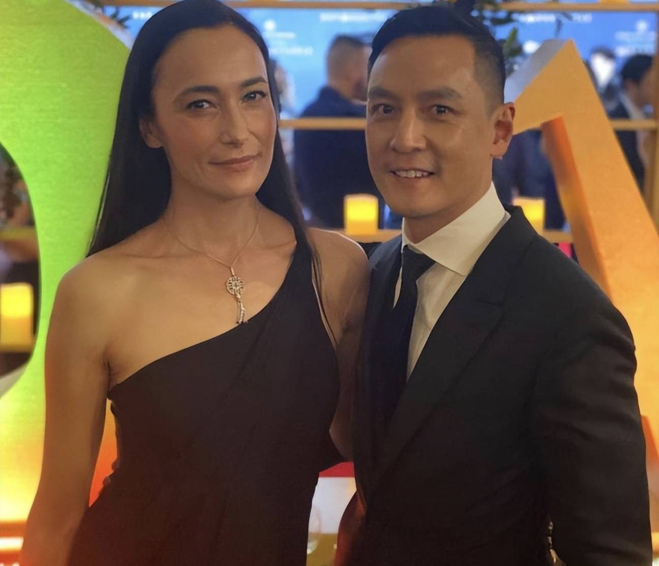 高调示爱吴彦祖庆结婚14周年甜蜜喊话妻子没有你我活不下去