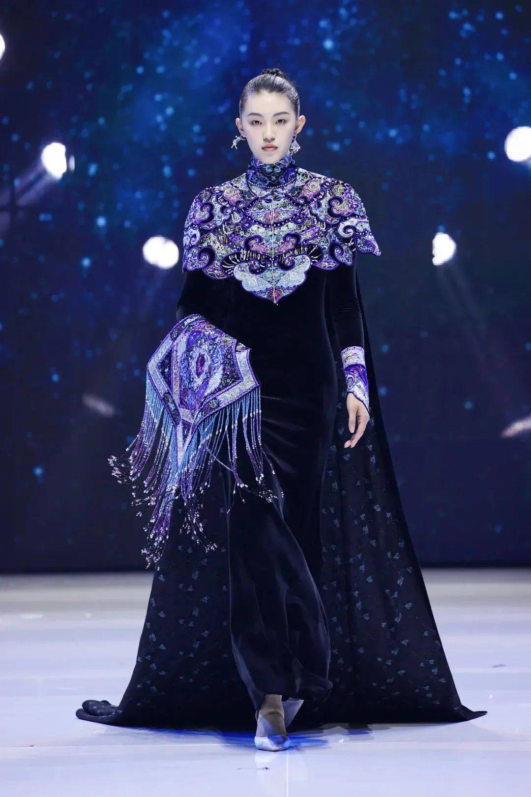 中国国际时装周上看起来有衣张力的服装长什么模样