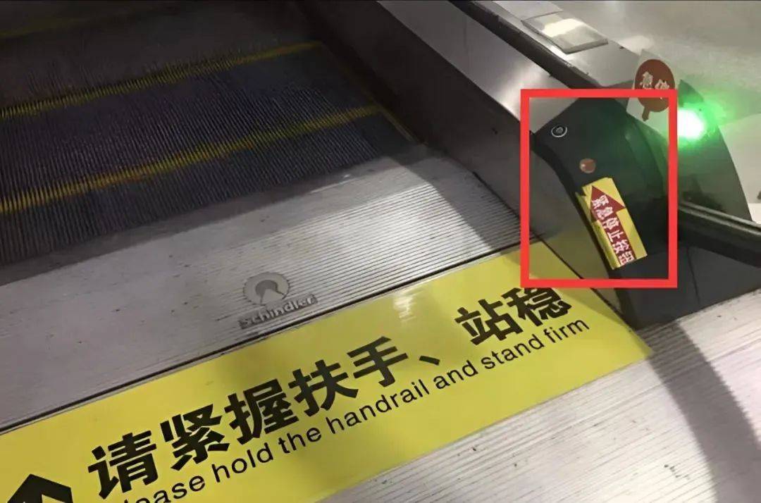 自动扶梯会"咬人",这些危险动作千万注意!_电梯_扶手_孩子
