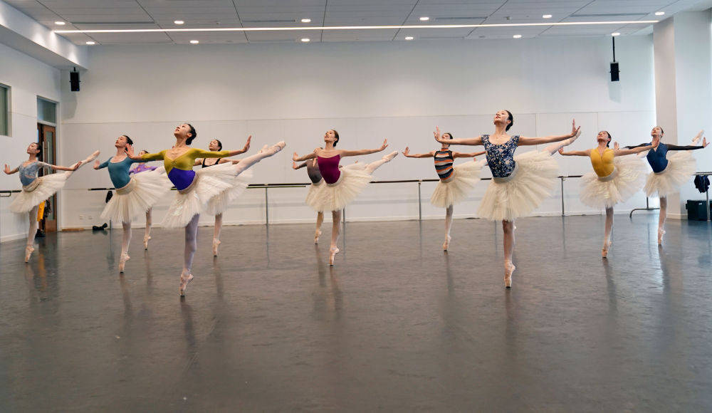 4月9日,在上海芭蕾舞团,《大地之光》的演员们在排练.