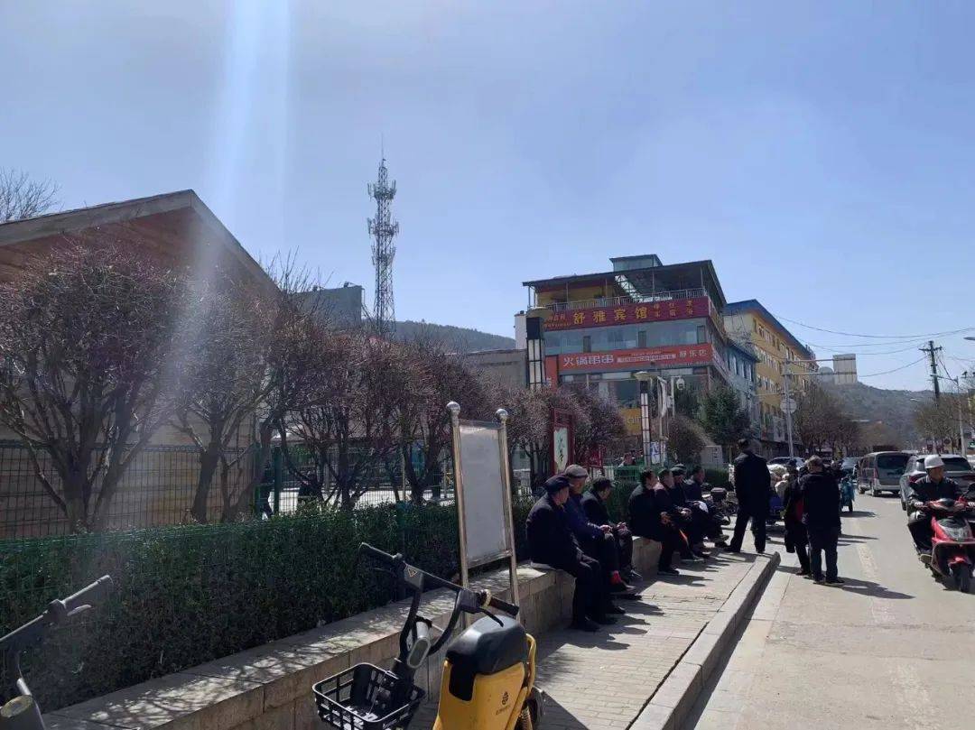 3月29日，忻州静乐县城中心广场人声鼎沸“包车接送，对身体有好处，每次