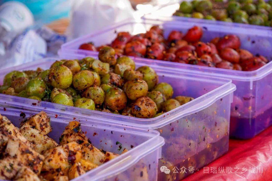 糊辣椒拌一拌切一切简单的食材楂子,藤篾果,麻桑扑等包括羊奶果,木瓜