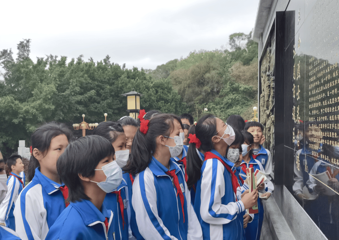 缅怀革命先烈赓续红色血脉城区各学校共青团少先队组织