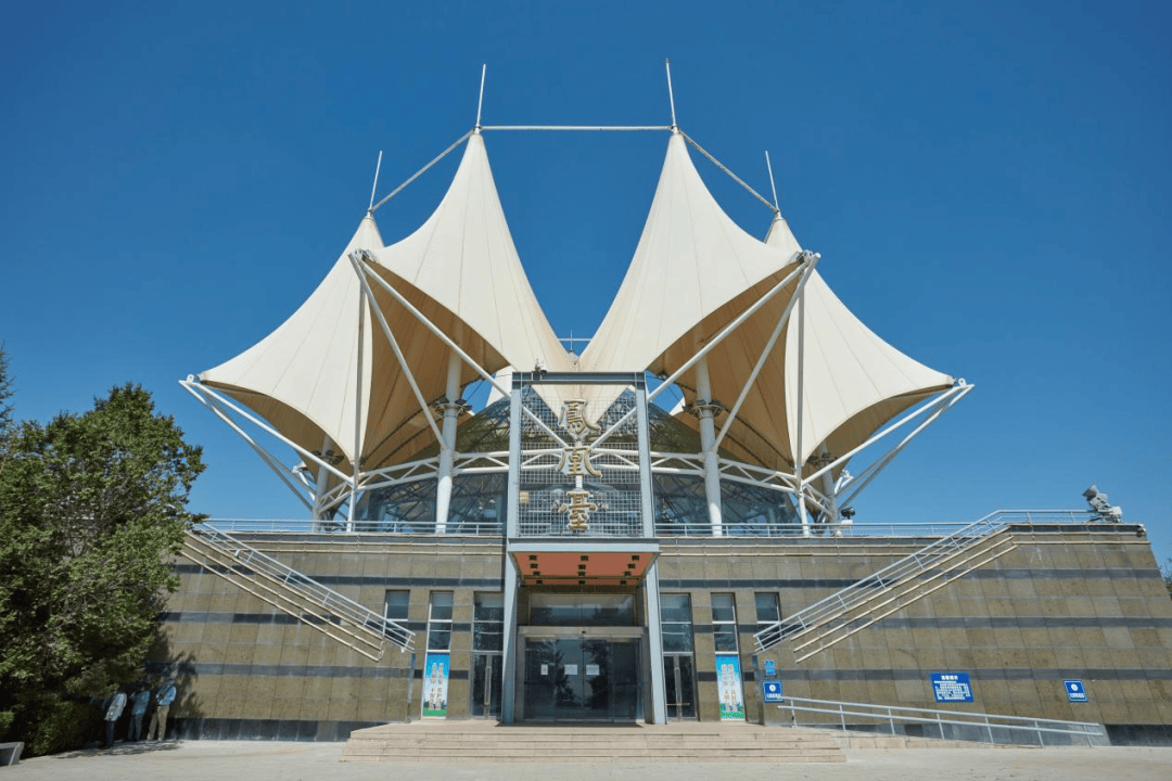 凤凰台山顶有一处凤凰台,素有西宁古八景之一"凤台留云"美称,视野开阔