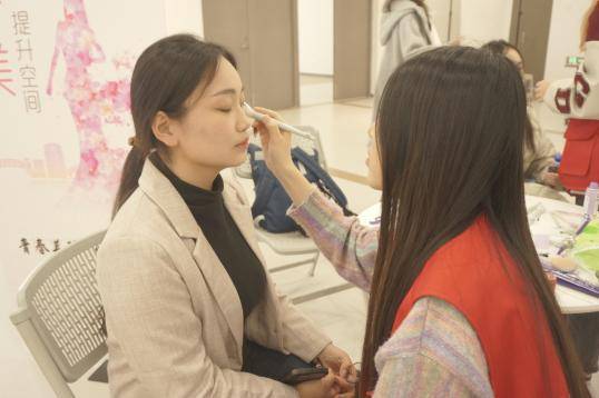 求职化妆,证件照拍摄服务一条龙,这所高校将岗位"送到家"_就业_毕业生