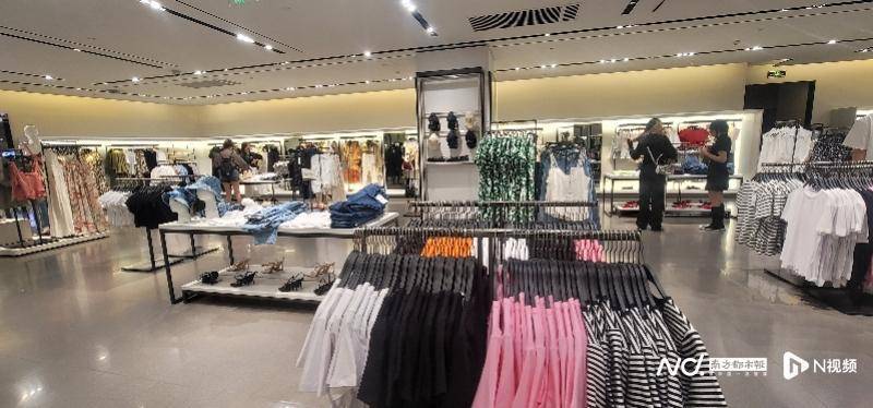 记者,"看过一些zara闭店的新闻,但感觉影响不大,zara衣服不太适合我
