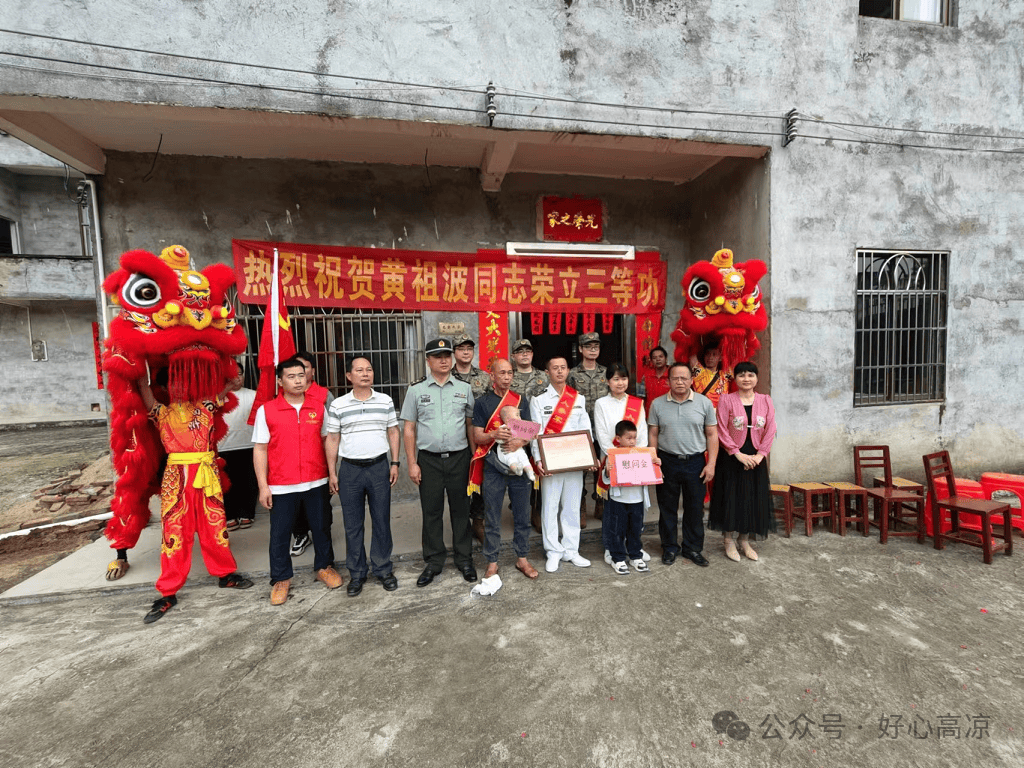 送喜报队伍一路敲锣打鼓,高举横幅,先后到退役军人卓洪森,现役军人