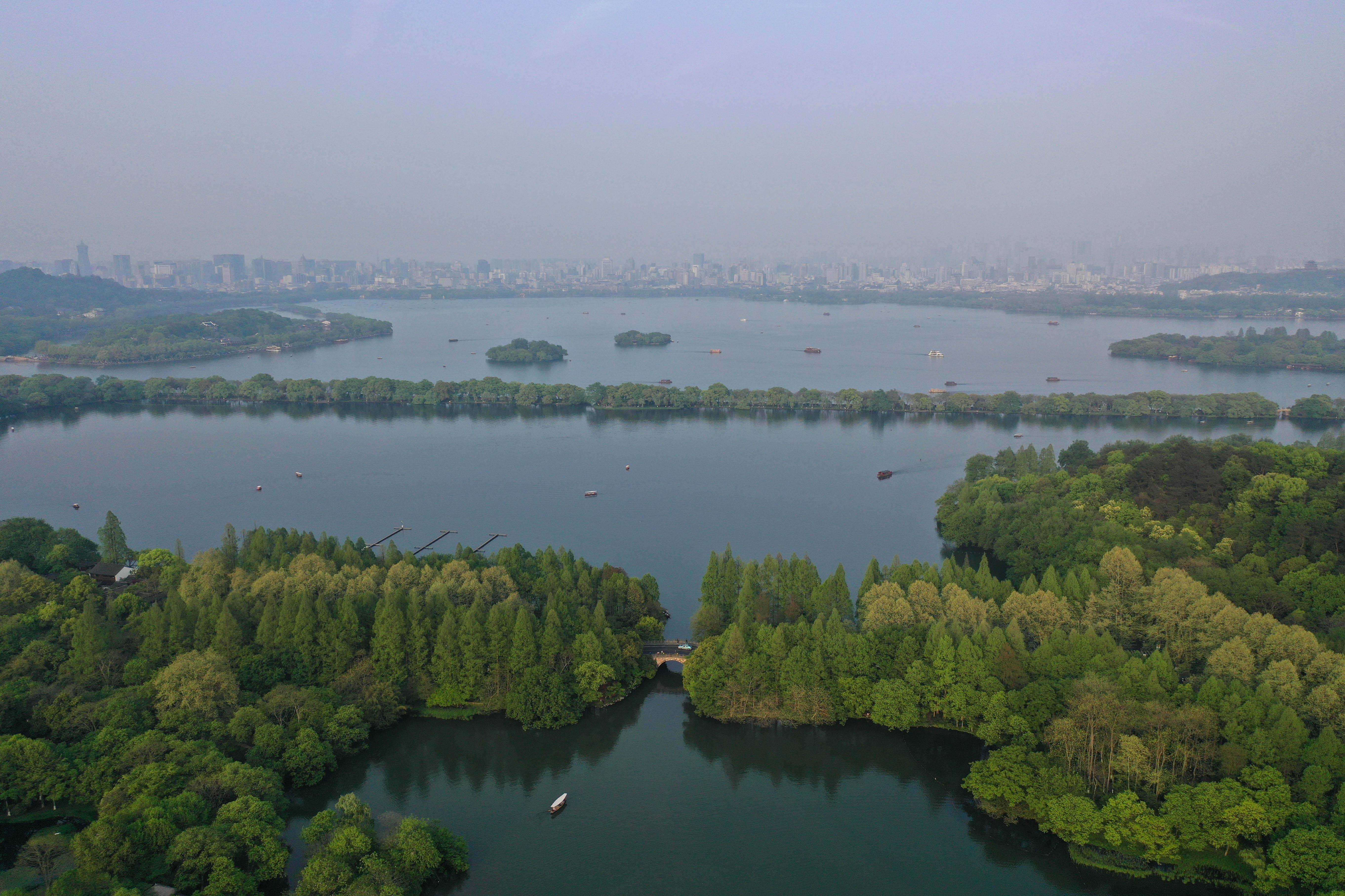 这是2024年4月9日拍摄的杭州西湖景区杨公堤附近的景色(无人机照片)