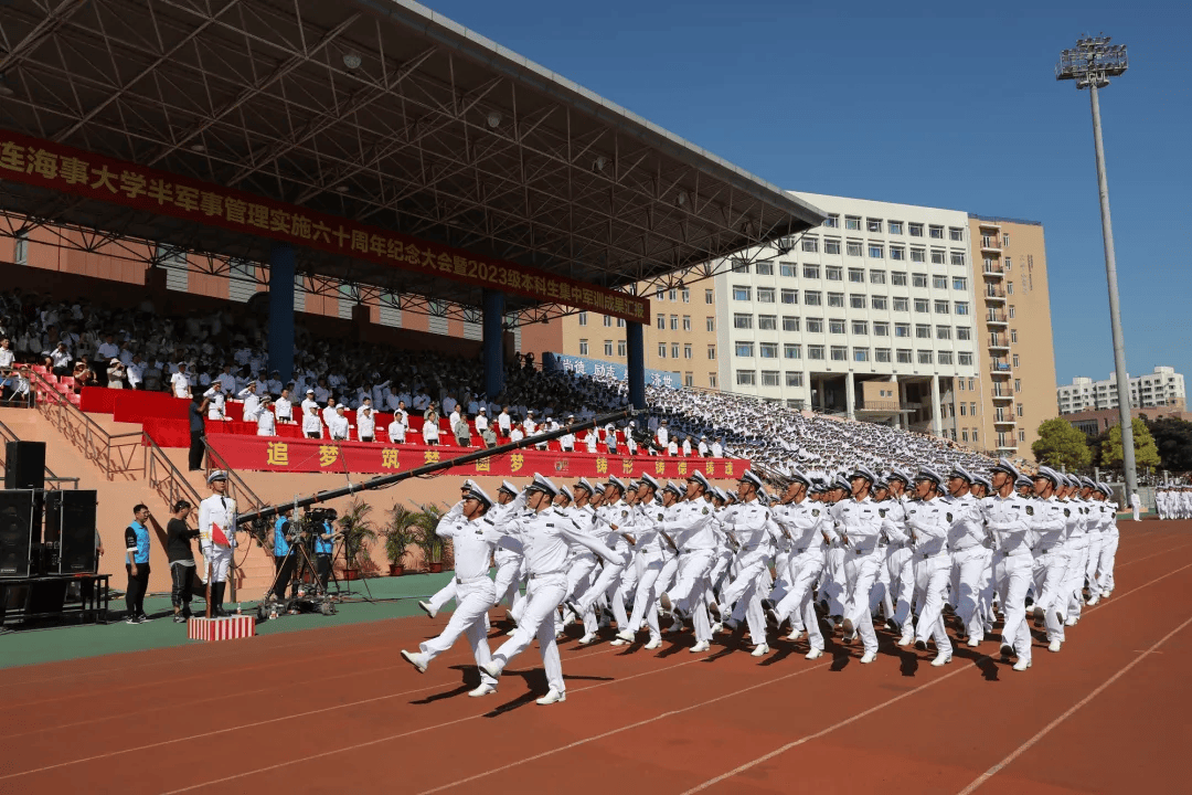 大连海事大学海员服图片