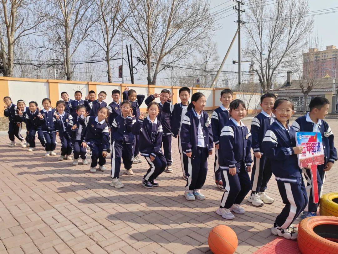 兆麟体育趣味运动展风采凝心聚力向未来兆麟小学体育节之三学年障碍拍