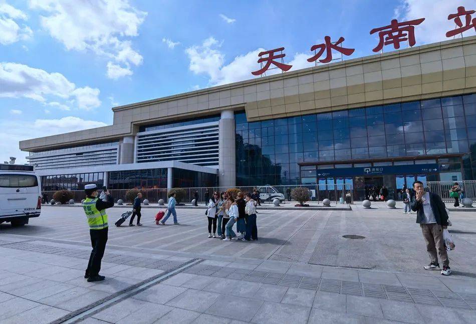 【天水麻辣烫 麦积邀您来】麦积公安交警"五心服务" 助力"天水麻辣烫"