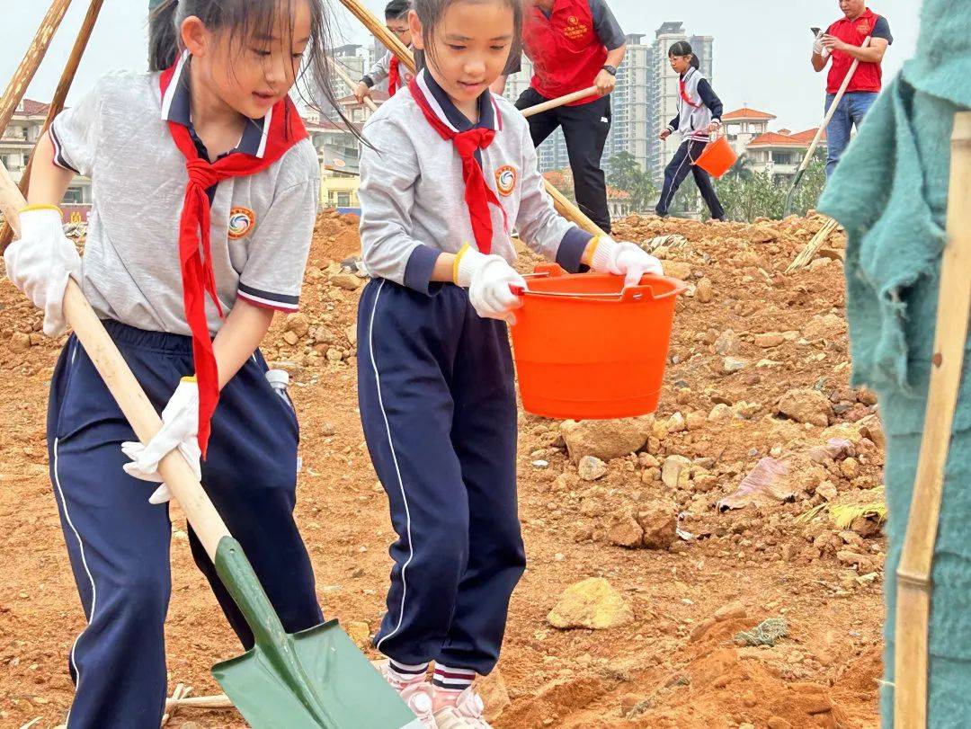 红领巾多彩实践丨广泛社会实践 感受祖国荣光