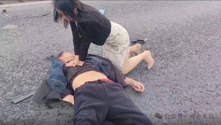 路遇交通事故台州一身着旗袍的女子跪地抢救