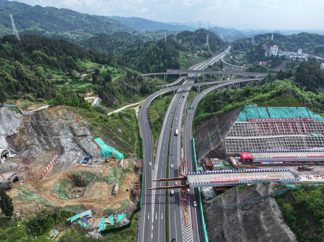 步履式顶推达州首秀700吨大桥跨越高速公路