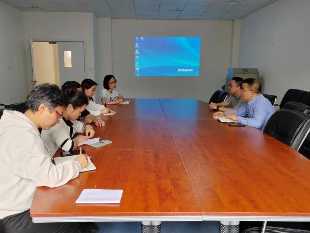 六盘水市人民医院副院长罗语思和张珈翊,谢奕,柳丽,王静妮,朱媛五位在