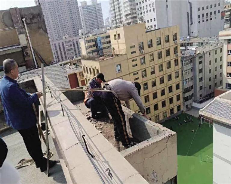 老旧小区墙皮脱落 社区协助修复_金塔_张掖路街道_外墙