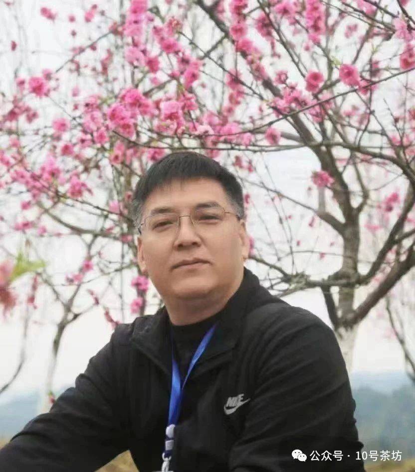 作者简介:梁爽,四川梓潼人,现居成都.