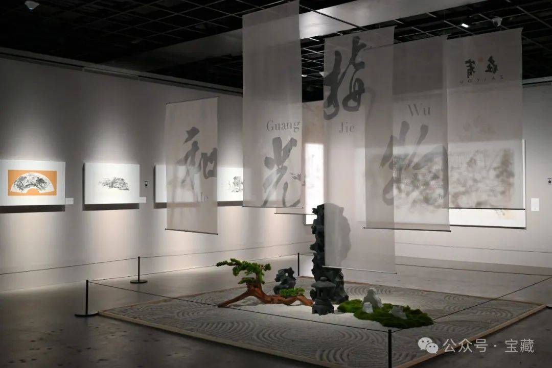 中国画学会创会理事,中国美术家协会学术主持,广州画院特聘研究员