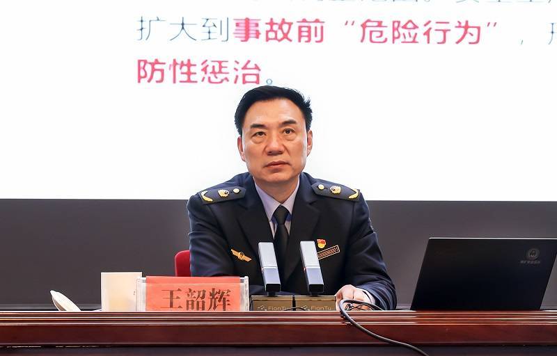 副市长谢志昌,市政府秘书长杨志成参加.培训会现场