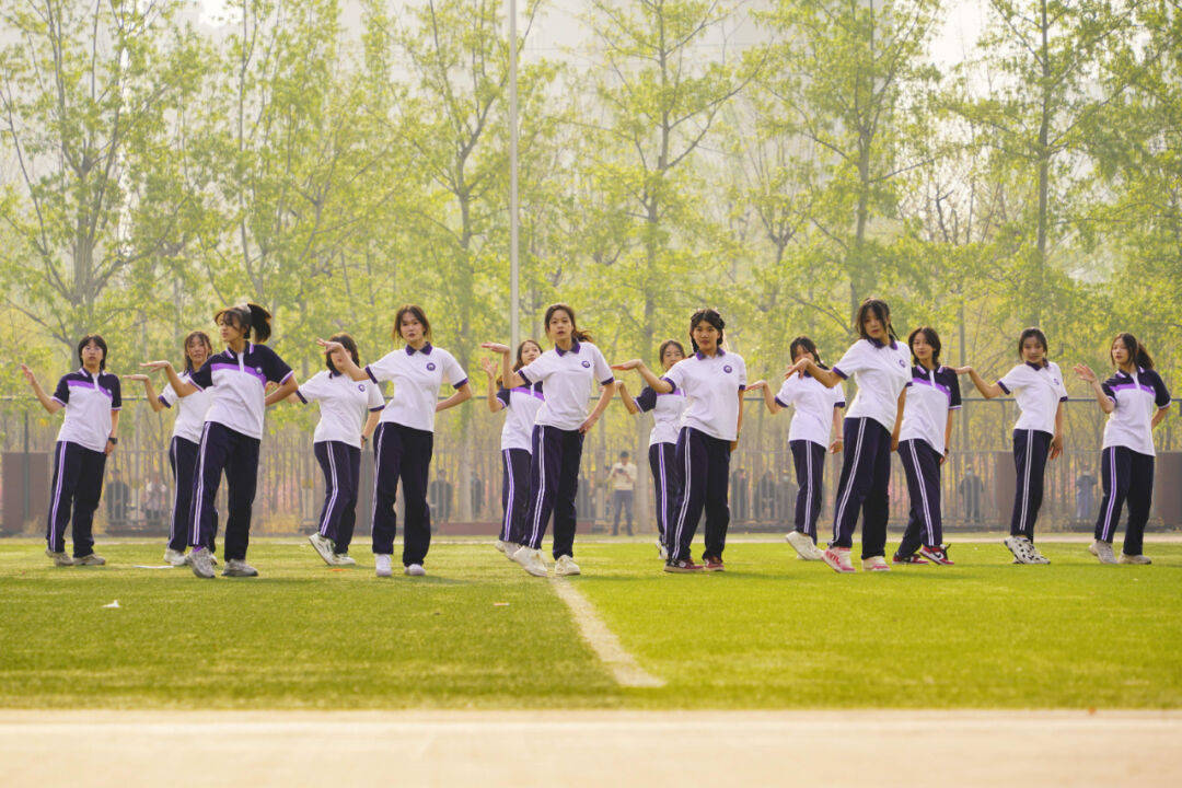 的舞蹈《love′s hashtag》,褪去铅华,朴素的校服掩盖不住光芒四射,更