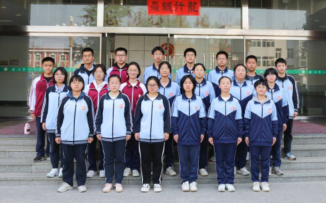 在校领导的大力支持下,冠县一中语文学科主任王承涛,吕艳积极组织全校