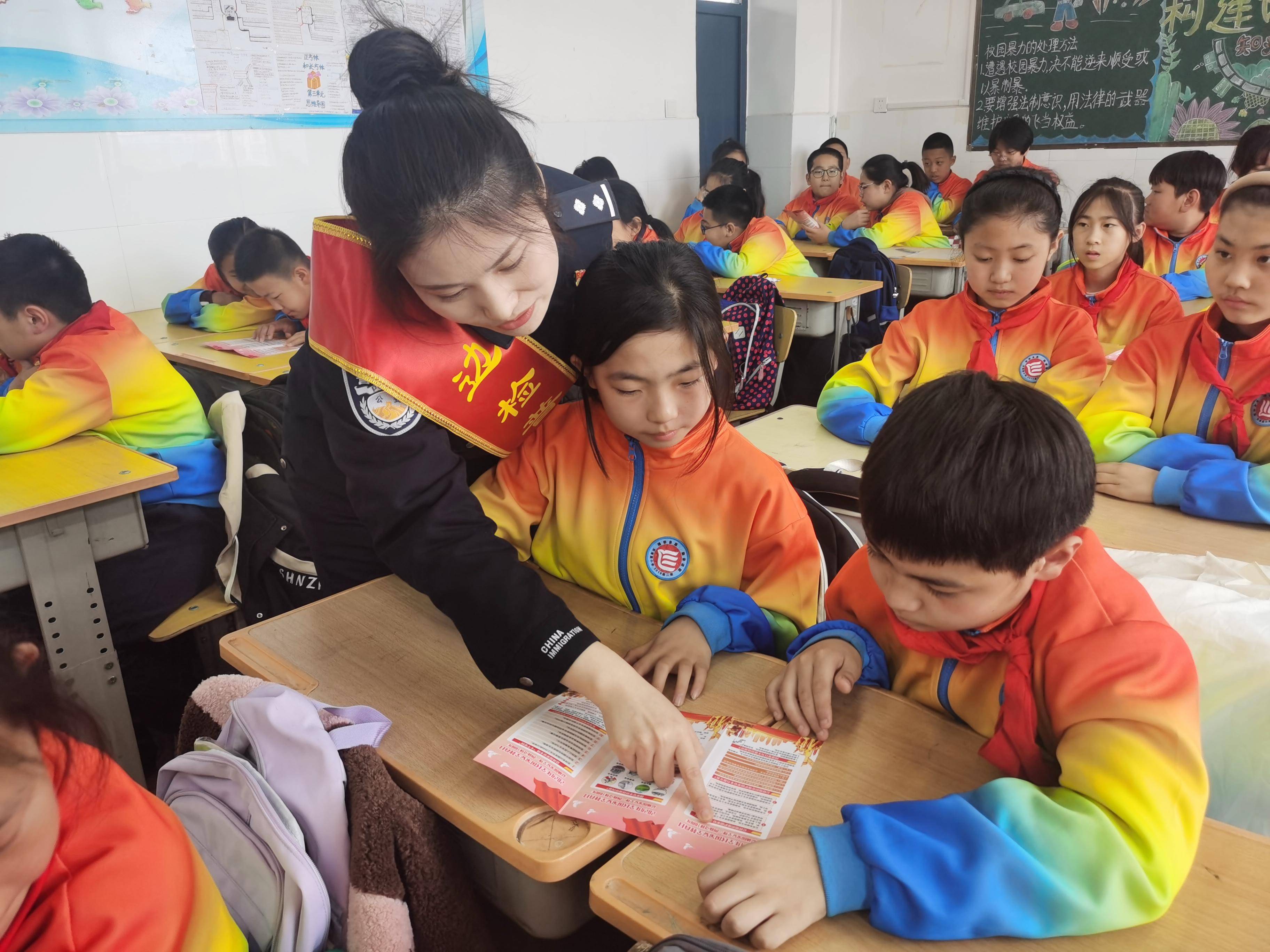 秦皇岛边检站多种方式开展全民国家安全教育日宣讲活动