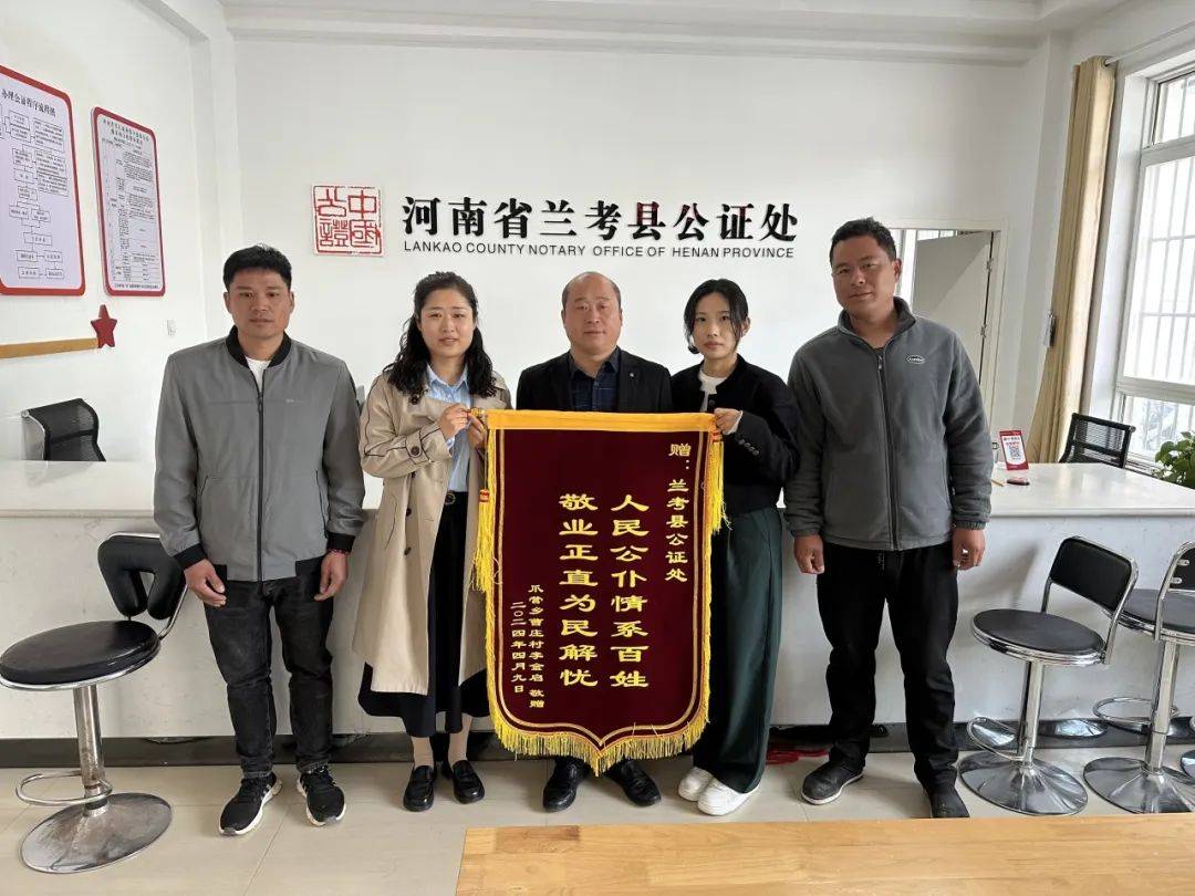 "要不是咱公证处加急办理,孩子的高考报名就耽误了,你们真是群众的