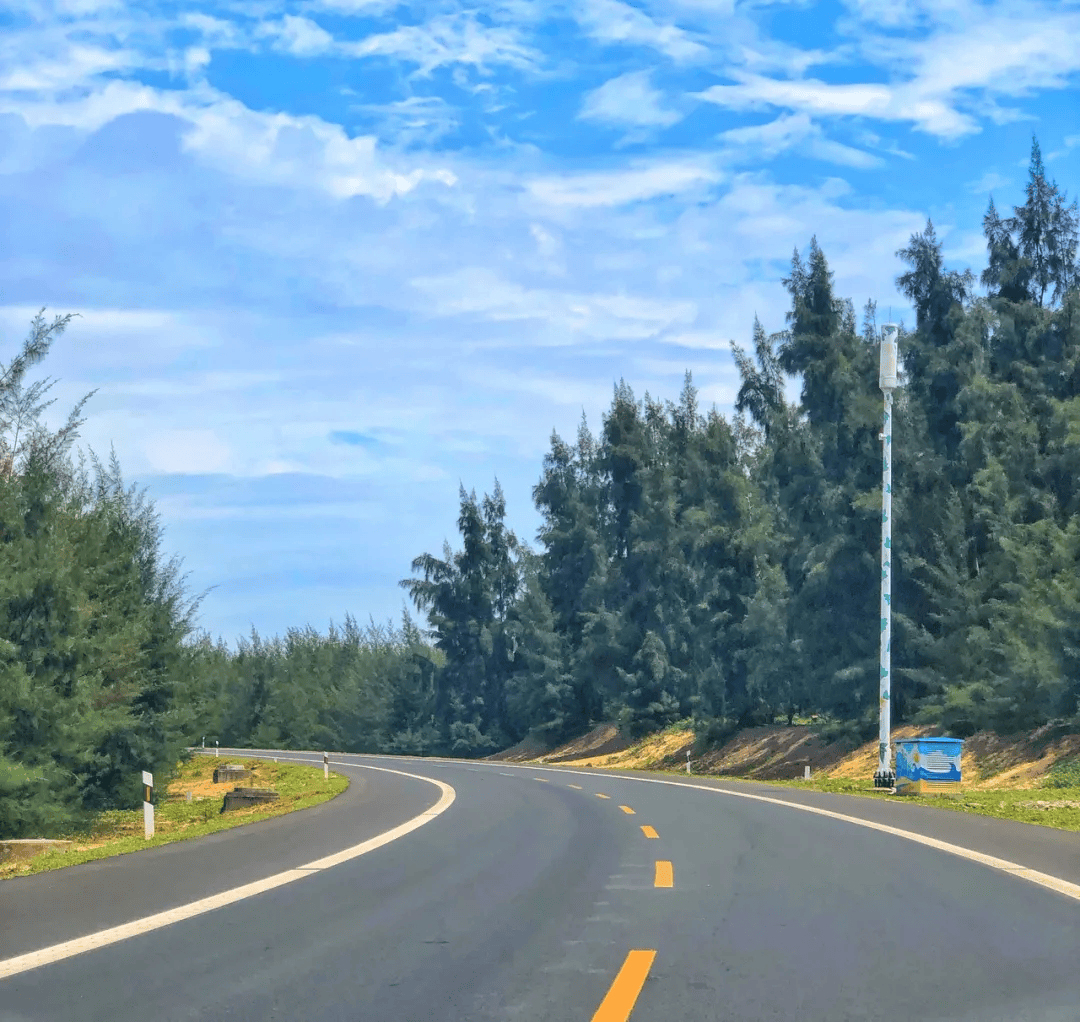 海南环岛高速公路,起点在海口(龙桥枢纽),途经琼海,万宁,三亚,东方