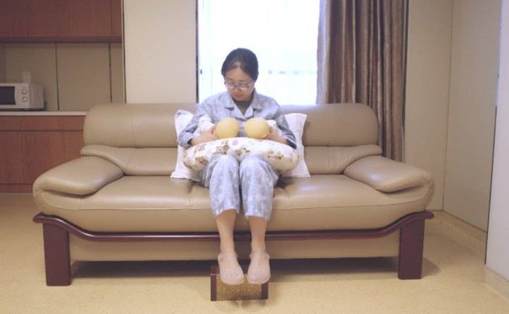 橄榄球式(环抱式):橄榄球式有利于宝妈在哺乳时,身体处于放松舒适状态