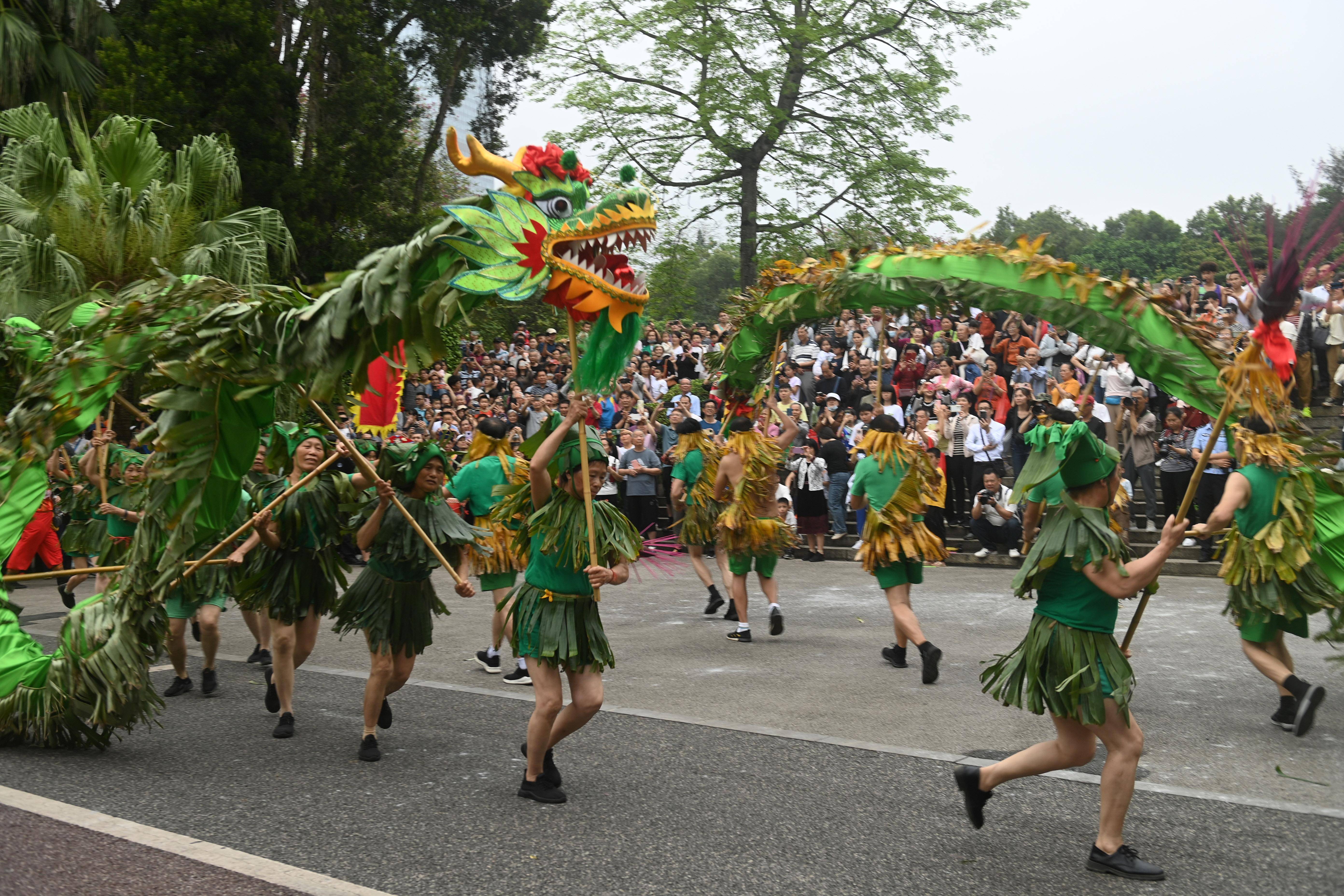 广西南宁舞龙巡游欢庆三月三
