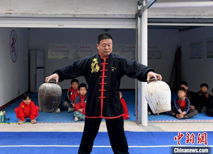 河北武强一武术爱好者力量训练有绝活_苏小立_正在进行_武强县
