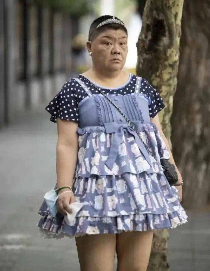 然而,这个女人却把童话里的梦真实地穿在了身上.